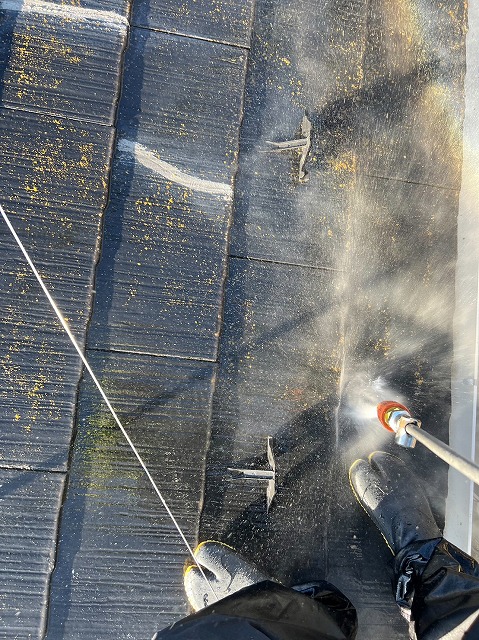 屋根高圧洗浄中